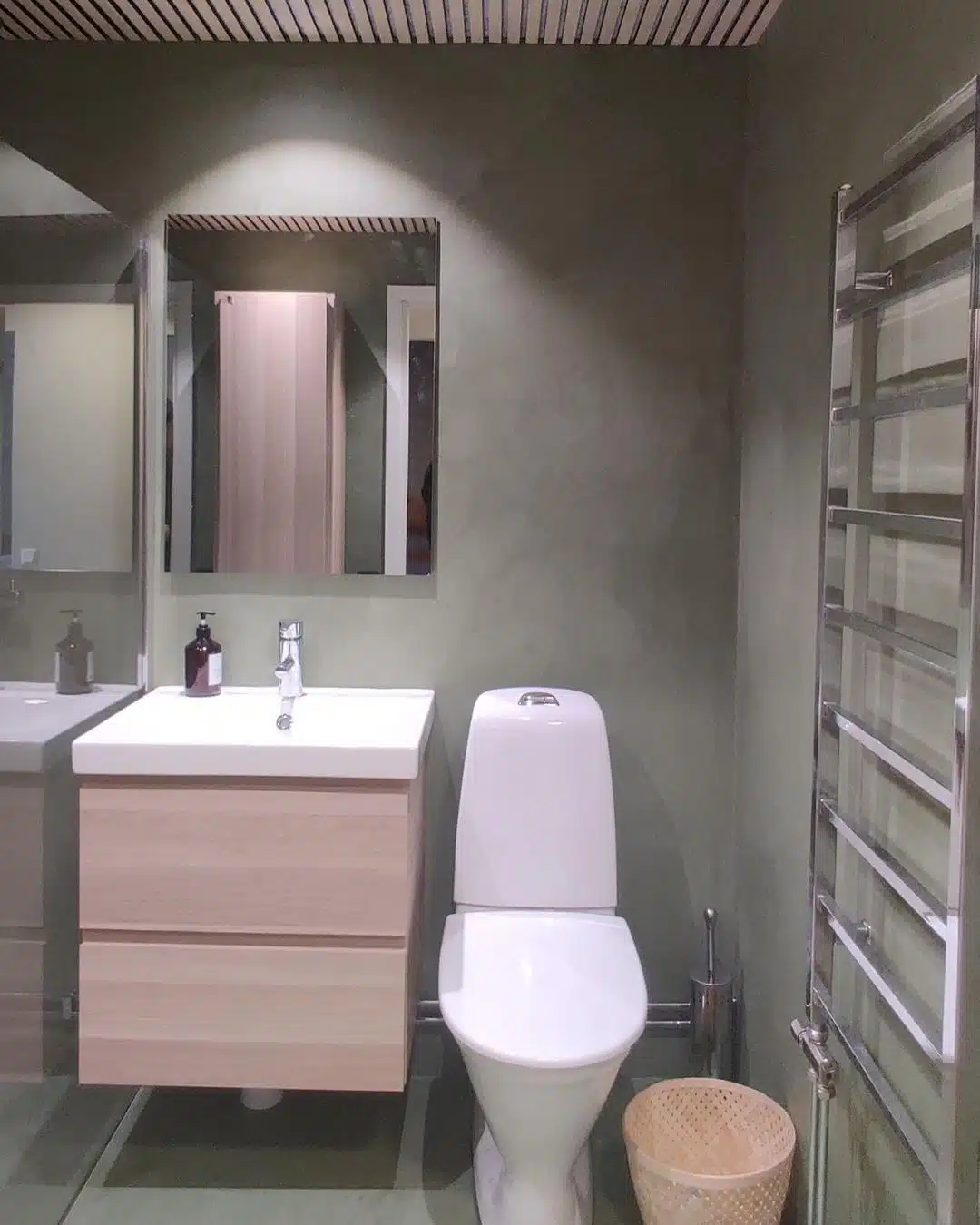 Ett badrum som har renoverats med Microcement i eskilstuna
